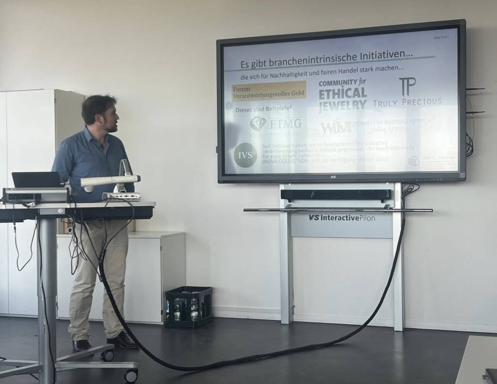 bei der Einstiegspräsentation zur Schmuckbranche